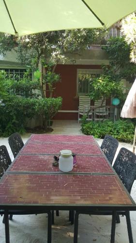 une table en bois avec une tasse en haut dans l'établissement Jardin et bambous, studio cosy, classé 2 étoiles, à Marseillan