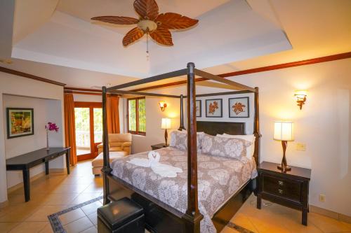 Llit o llits en una habitació de Pacifico Colonial Condominiums