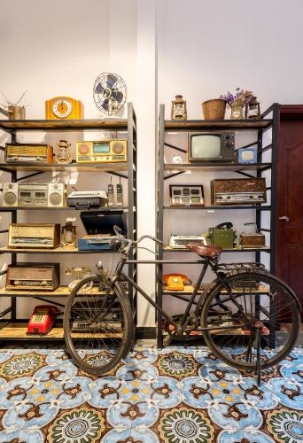 a bike parked in a room with shelves at Mumian inn in Chaozhou