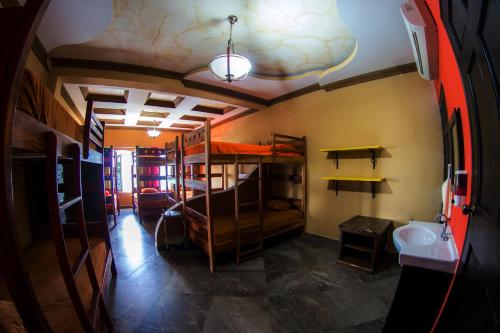 Våningssäng eller våningssängar i ett rum på Hostal Casa de Grethel