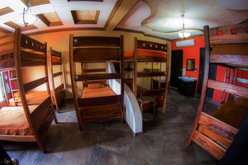 ein Zimmer mit einem Haufen Etagenbetten in der Unterkunft Hostal Casa de Grethel in Flores