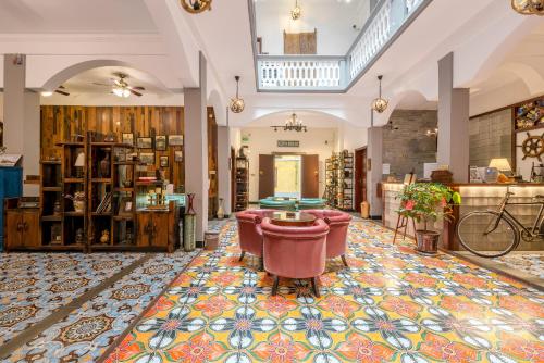 a lobby with a table and chairs in a store at Mumian inn in Chaozhou