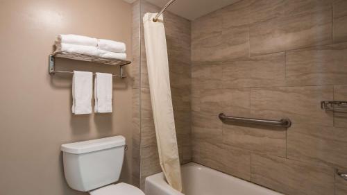 Best Western Plus Cypress Creek tesisinde bir banyo