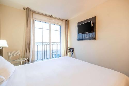Les Flots - Hôtel et Restaurant face à l'océan - Châtelaillon-Plageにあるテレビまたはエンターテインメントセンター