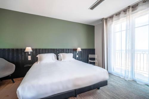 Les Flots - Hôtel et Restaurant face à l'océan - Châtelaillon-Plageにあるベッド