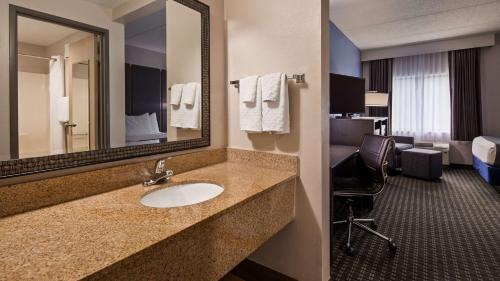 ein Bad mit einem Waschbecken in einem Hotelzimmer in der Unterkunft Best Western Ocala Park Centre in Ocala