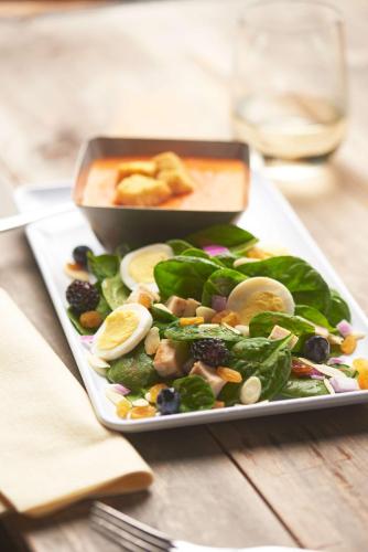 ホテルの敷地内または近くでの食事または食べ物