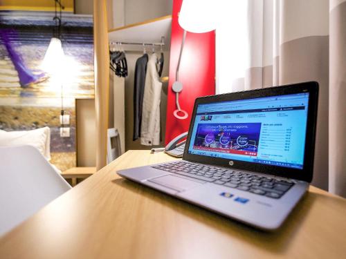 TV a/nebo společenská místnost v ubytování Ibis Milano Centro