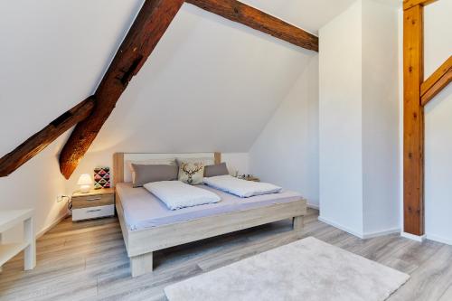 um quarto com uma cama no sótão em Wunderschöne Maisonette-Wohnung für bis zu 10 Personen em Ettenheim