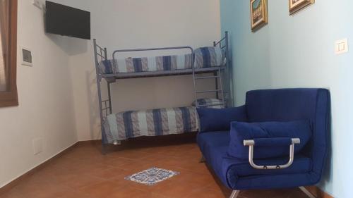 una sala de estar con una silla azul y literas en Villa Lina, en Vulcano