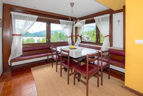 uma sala de jantar com uma mesa e cadeiras e uma janela em Gorgeous Chalet em Bled