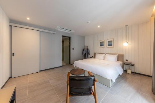 a bedroom with a large white bed and a table at Brown-Dot Hotel Dongchon Amusement Park in Daegu