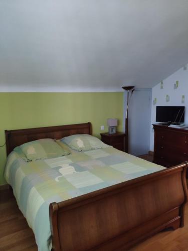 1 dormitorio con cama y escritorio con ordenador portátil en A 15 mn ouest Caen, en Noyers-Bocage