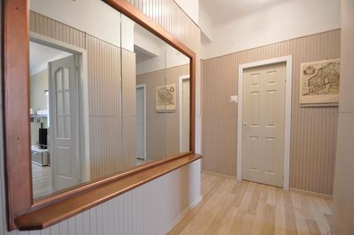um espelho grande numa casa de banho com um corredor em Castle View Apartment em Narva