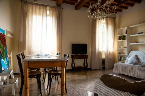a living room with a table and chairs and a couch at La Casa di Enea in Pistoia