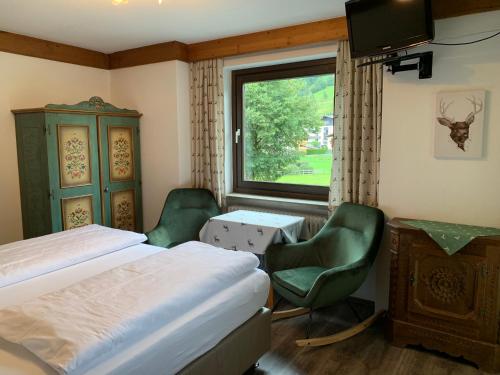 A bed or beds in a room at Pension Jaga Hias