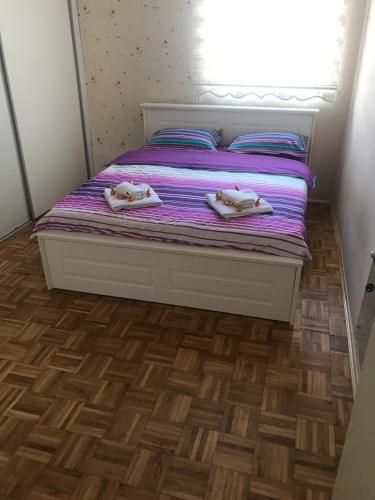 um quarto com uma cama com duas toalhas em Private Apartman em Berane