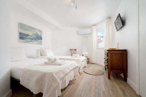 En eller flere senge i et værelse på Vilamoura Marina Apartment with swimming pool