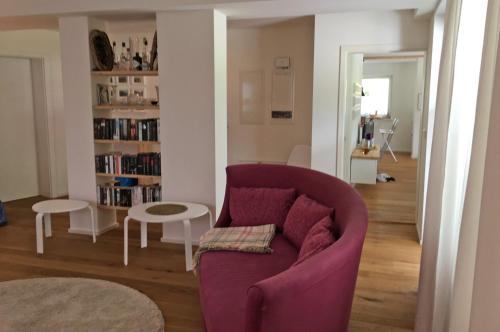 een woonkamer met een paarse bank en een tafel bij Berghaus Anna Lisa in Mittelberg