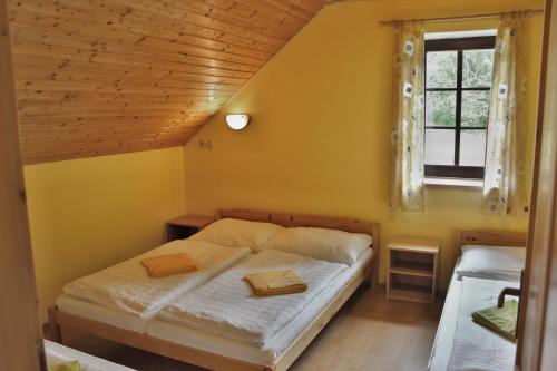 Tempat tidur dalam kamar di Chalupa Sluníčko