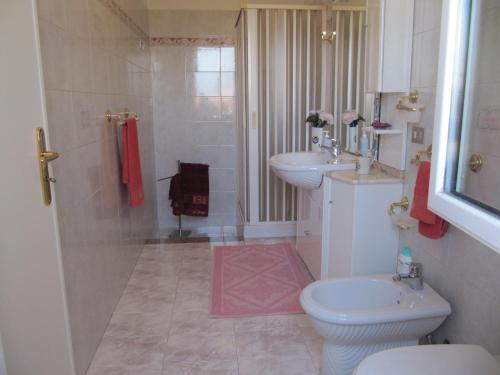 a bathroom with two sinks and a toilet and a shower at Montagne Rocciose in Frascineto