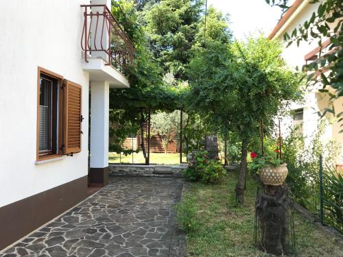 Un jardín fuera de APARTMAJI V IZOLI BABIČ, Simonov zaliv