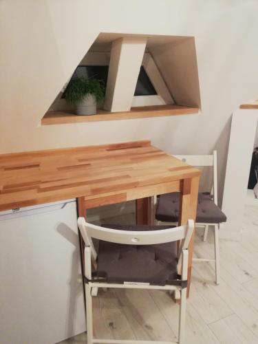 a wooden desk with a chair underneath a table at Apartament Tower in Bydgoszcz