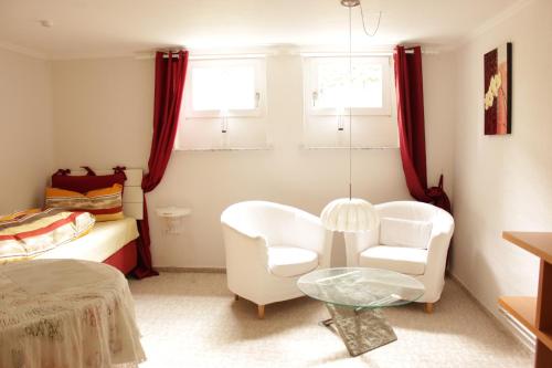 a bedroom with a bed and a table and chairs at Casa Susanne in Berlin