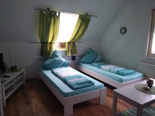 a small room with two beds and a window at Gäste Monteurzimmer Haus Südstadt in Solingen