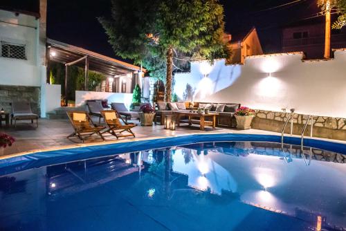 una piscina en un patio trasero por la noche en Vila Mila en Arandjelovac