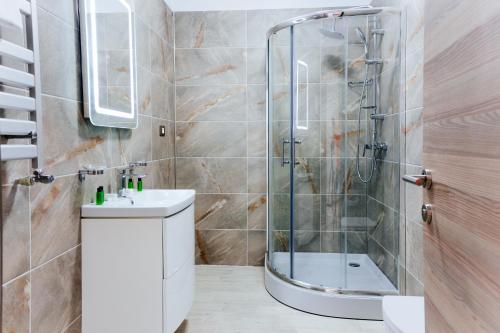 a bathroom with a shower and a sink at Alezzi Beach Resort in Mamaia Nord