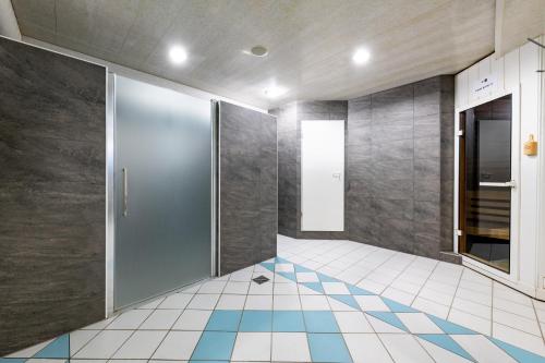 a hallway with a door and a tile floor at Art Hotel Aachen in Aachen