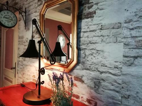 a lamp on a table in front of a mirror at les roches du Cabellou 150M de la mer in Concarneau