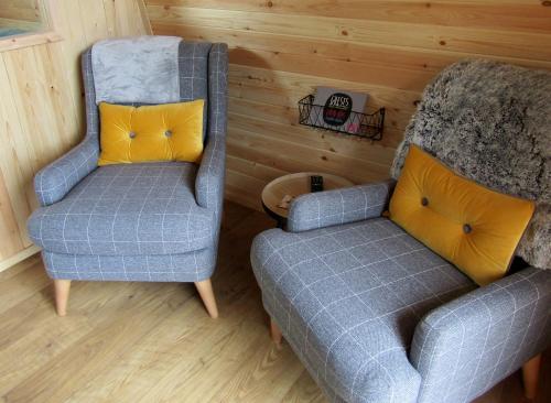 two chairs and a couch in a room at Harlosh Hideaways - Stargazer Pod in Harlosh