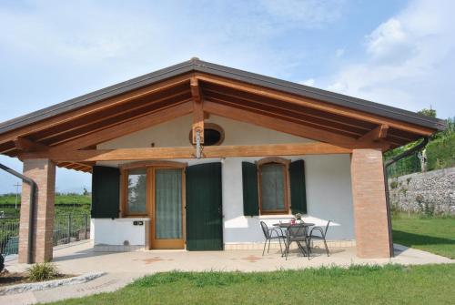 a pavilion with a table on a patio at Romeo & Giulietta in bicicletta in Pastrengo