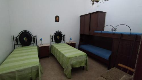 ラーカレにあるCasa Della Nonnaのベッド2台(緑のシーツ付)