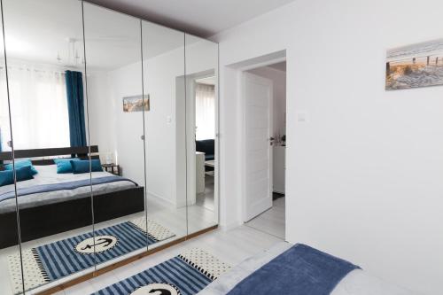 1 dormitorio con espejo y 1 cama en una habitación en Wave in Hel en Hel