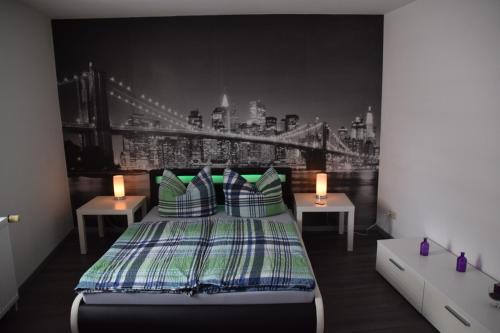 1 dormitorio con 1 cama y un mural en la pared de un puente en „Schönes“ Ferienhaus, en Thale