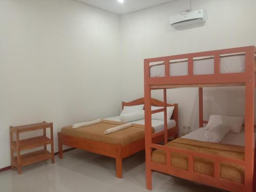 Giường trong phòng chung tại Riung Guesthouse