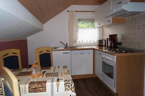 a kitchen with a table and a stove top oven at Ferienwohnung Familie Arlt in Königstein an der Elbe