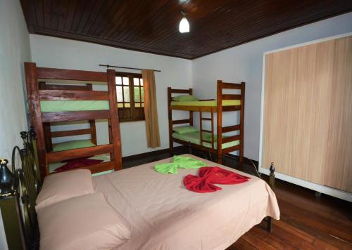 a bedroom with a bed and two bunk beds at Doce Lar Hospedaria in Lençóis