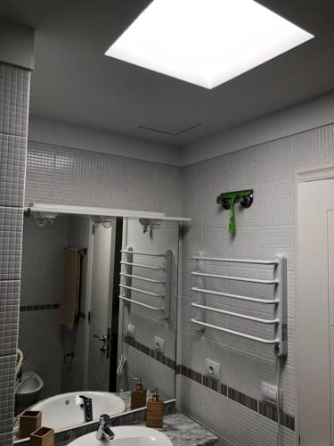 夏约法Atlantic Villa Tenerife的一间带水槽和镜子的浴室