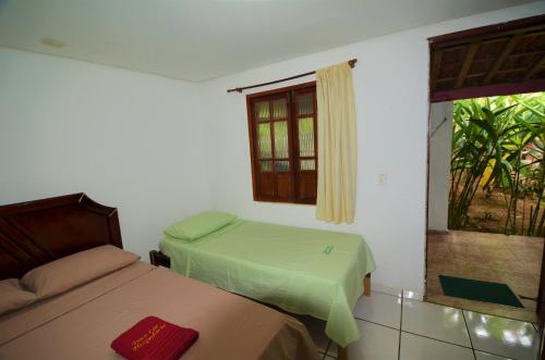 سرير أو أسرّة في غرفة في Doce Lar Hospedaria