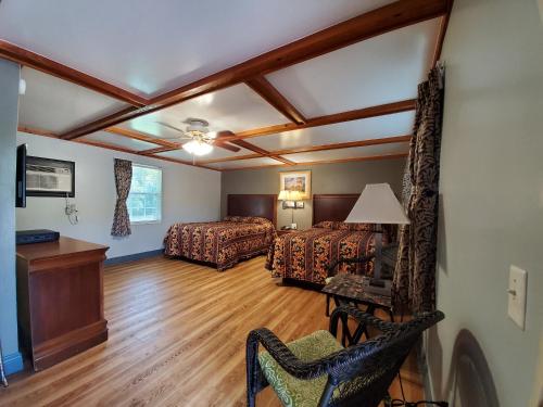 Un pat sau paturi într-o cameră la High Springs Country Inn