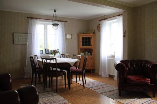 uma sala de jantar com mesa e cadeiras em Åsen em Arjäng