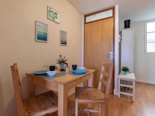 une salle à manger avec une table et des chaises en bois dans l'établissement Mâcon - Gare - Centre Ville - Parking - Cosy - Wifi, à Mâcon