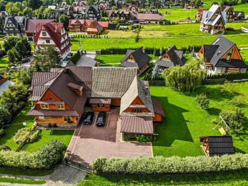 an overhead view of a house with a green yard at Willa pod Jodłą in Poronin