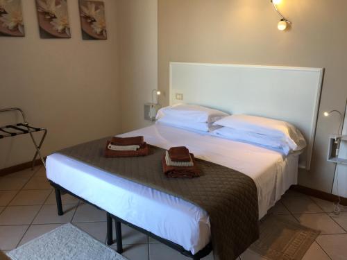 una camera da letto con un letto con due cappelli sopra di Residence Gloria a Montecatini Terme
