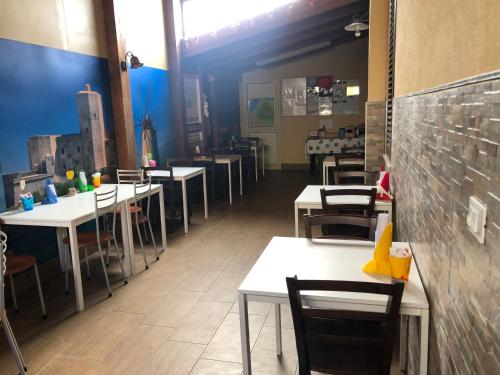 una sala da pranzo con tavoli e sedie in un ristorante di Il Tipico a Trapani