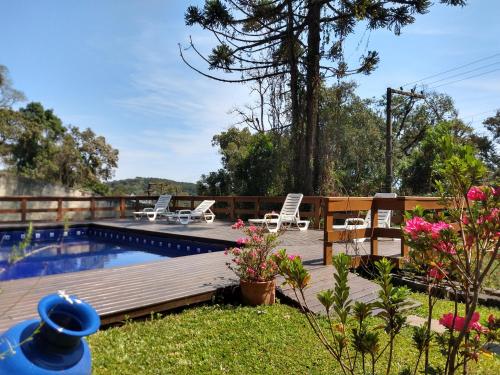 a backyard with a wooden deck and a swimming pool at Casa Europa in Monte Verde